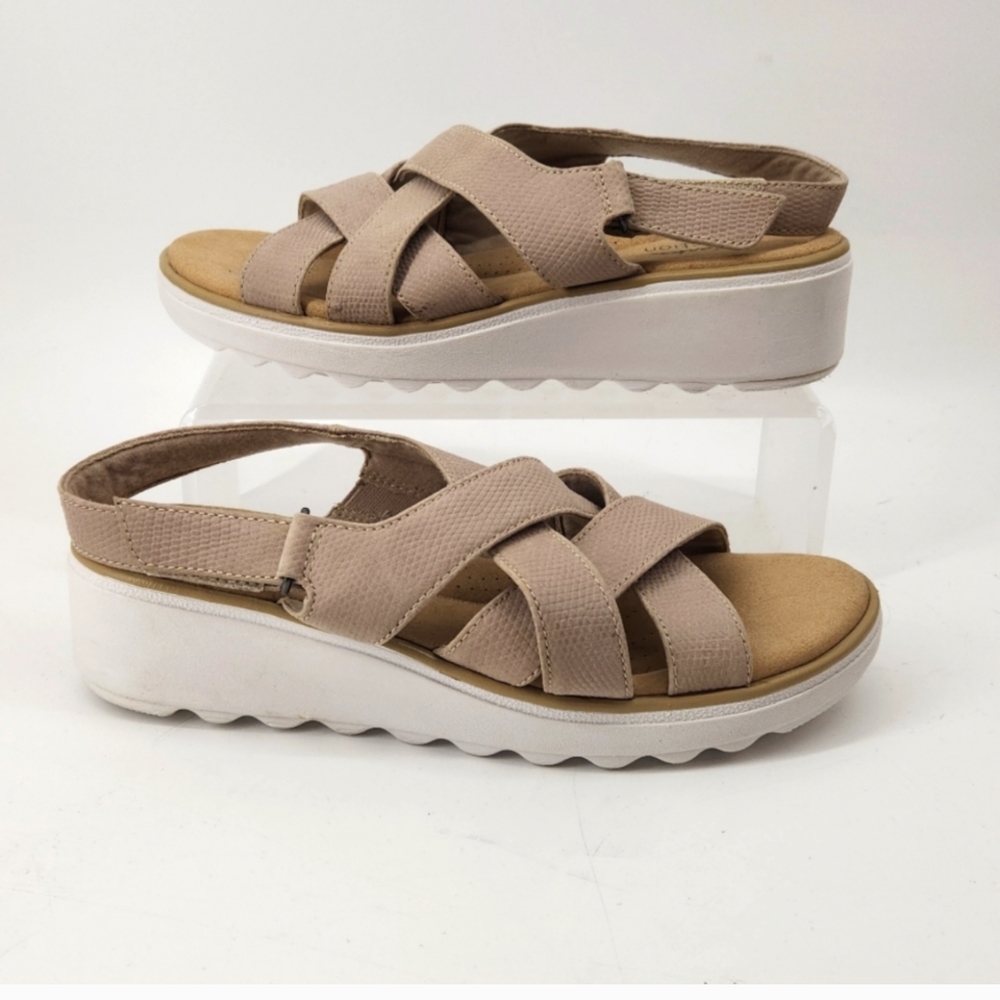 Clark's beige sandal sized 8